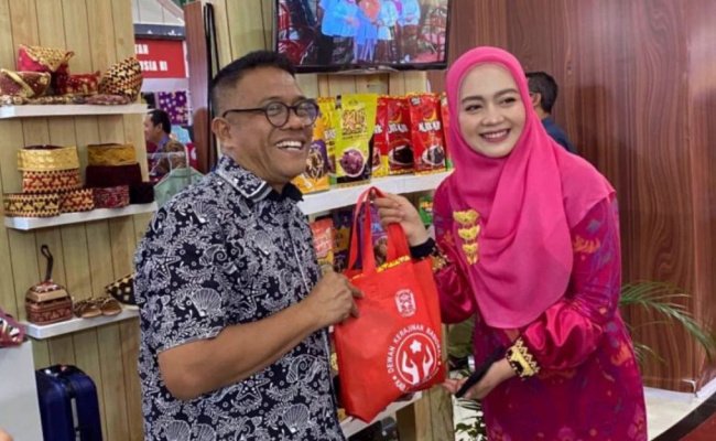 Nuri Maulida Pimpin Dekranasda Lampung Selatan Promosikan Kain Tapis dan Tenun di ITTIE Batam