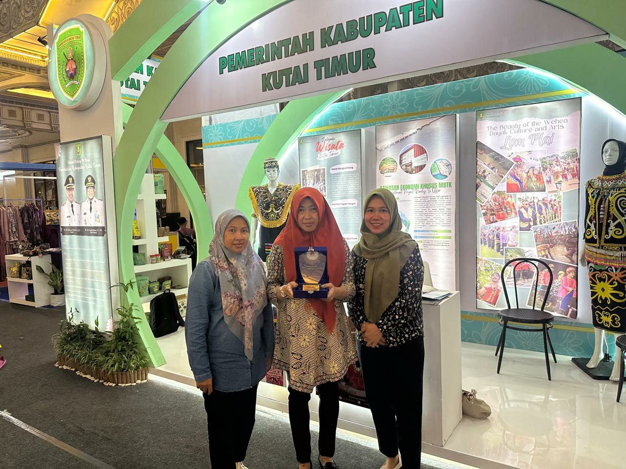 DPMPTSP Kutim Raih Juara I Stand Terbaik di Indonesia Tourism and Trade Investment Expo 2024